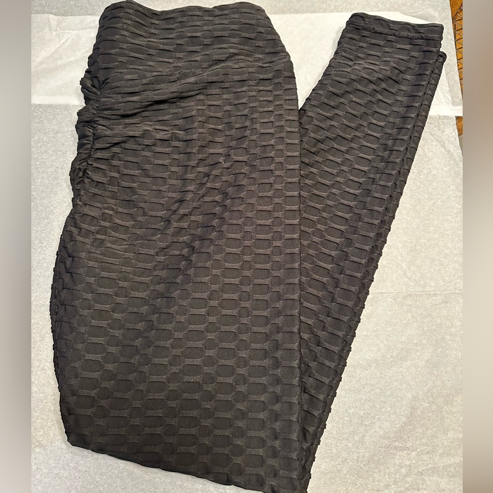 High waisted scrunch 7/8 length legging, black, Large (Like New)